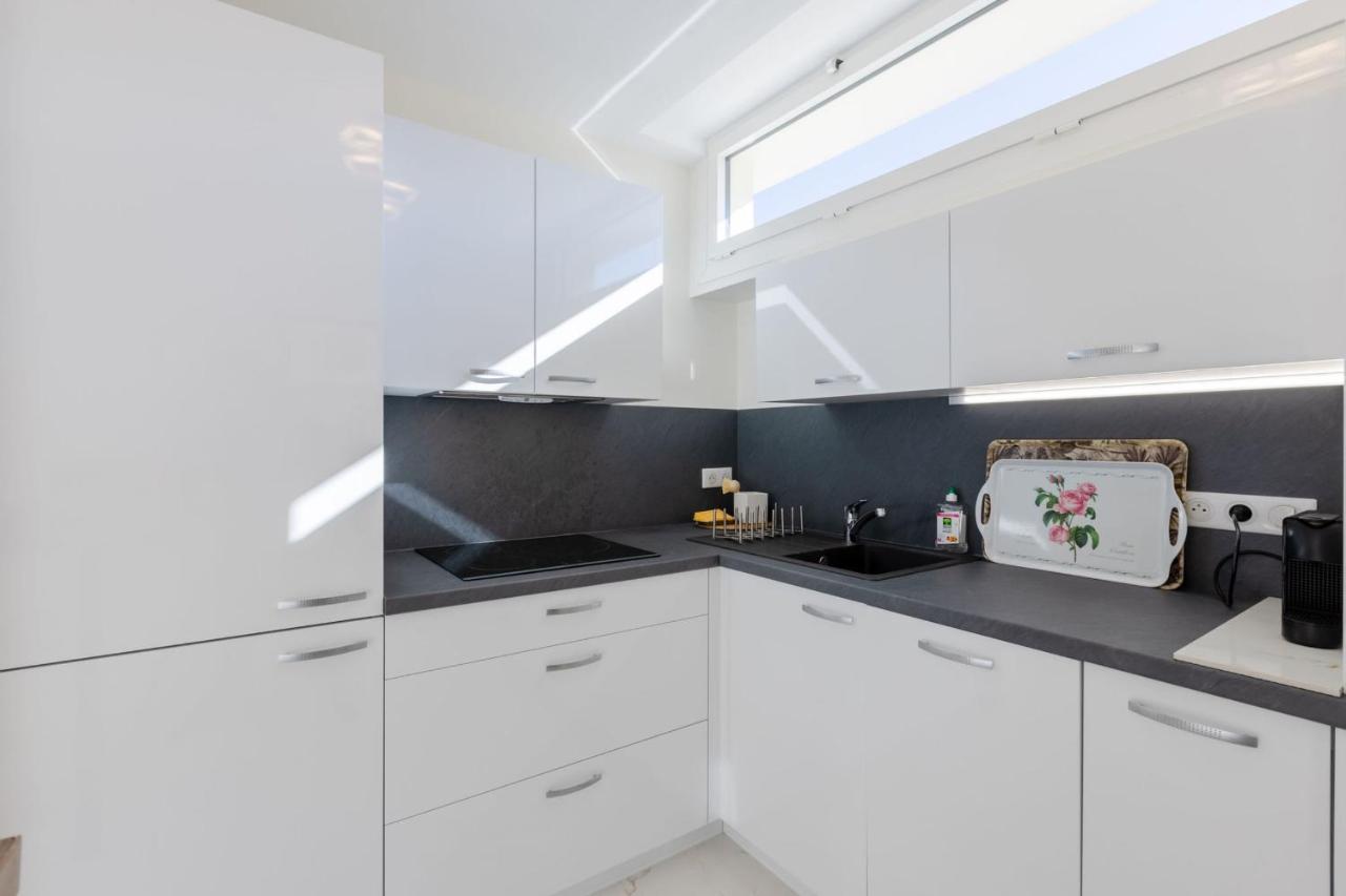 Serrendy Renovated 1-bedroom In A Private Estate Appartement