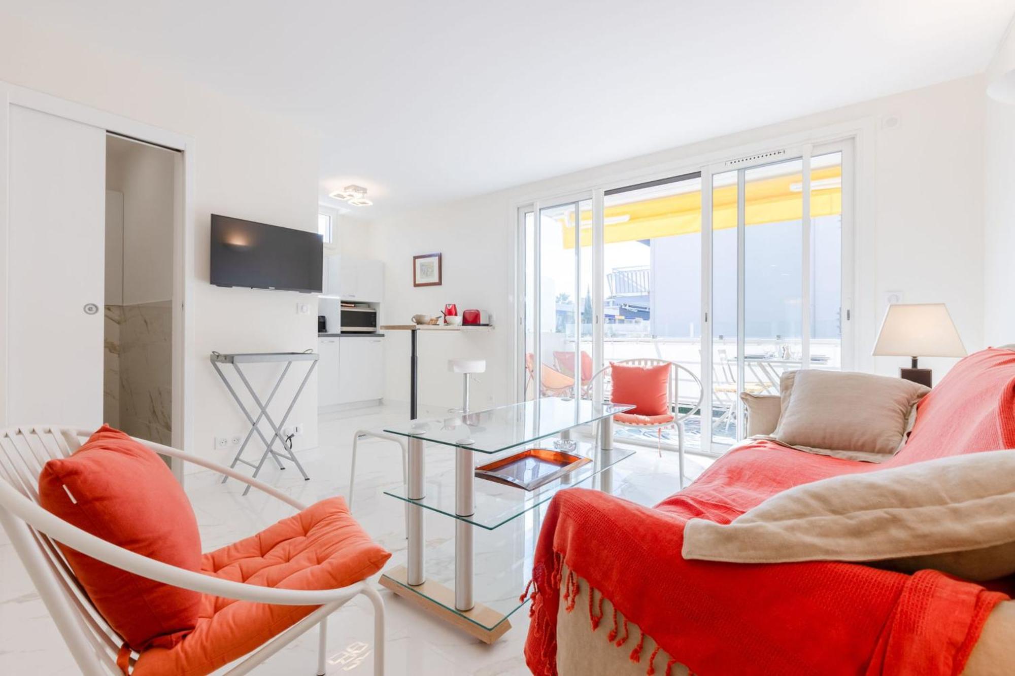 Serrendy Renovated 1-bedroom In A Private Estate Appartement